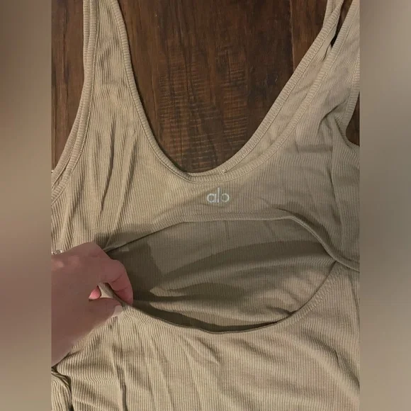 Alo yoga tank size xs khaki/tan - Picture 3 of 3